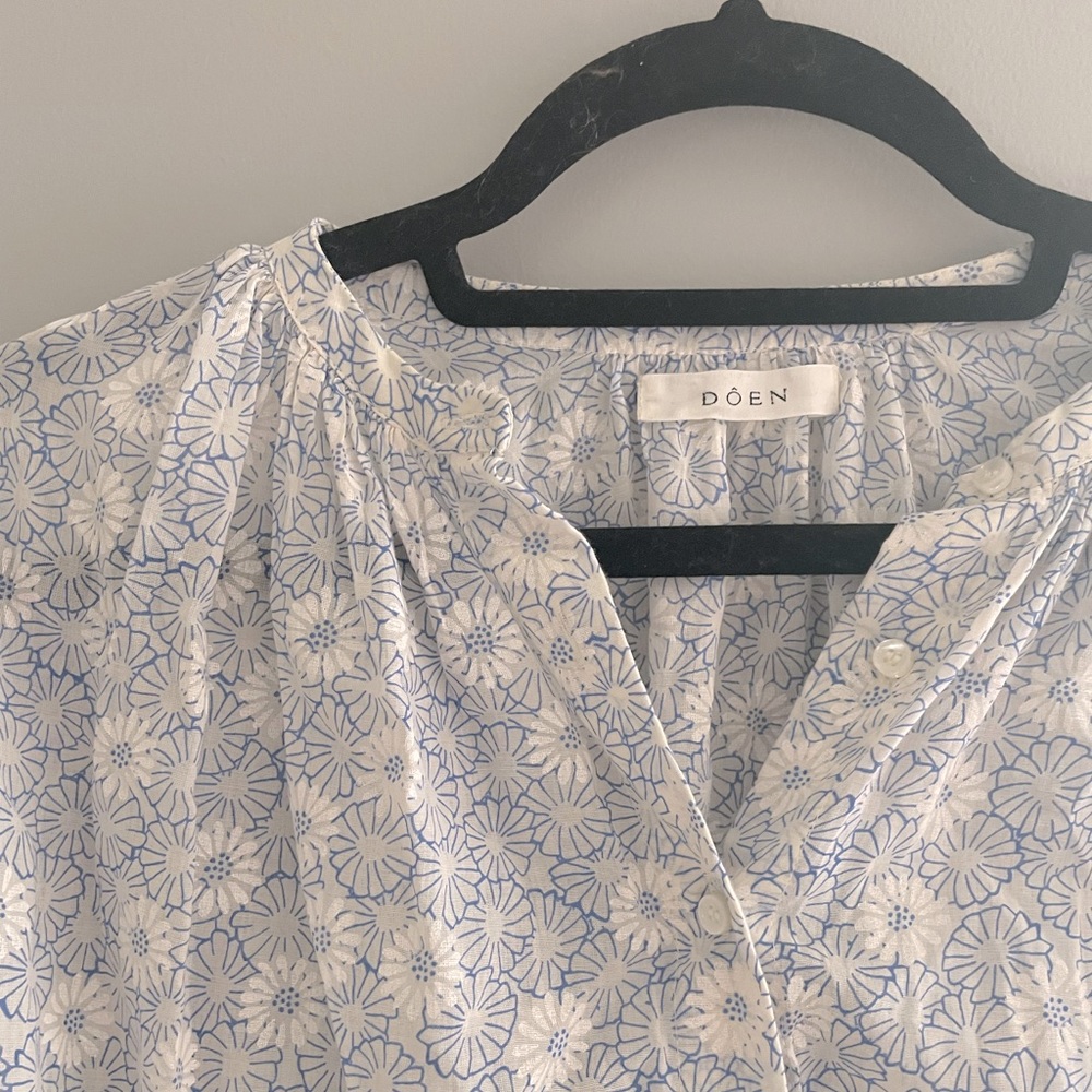 Doen Jane blouse in printed blue flowers. 100% cotton. Gently used.